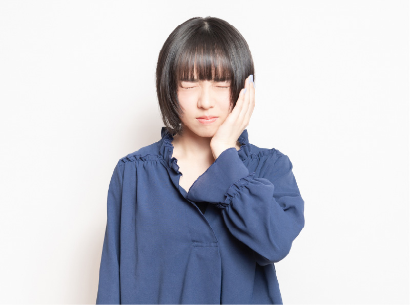 歯が痛そうな女性